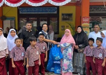 Pembagian 200 Paket Olahan Ikan di SDN Cot Meuraja Dukung Peningkatan Gizi Anak