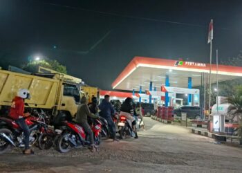Ratusan Kendaraan Padati SPBU Alur Bemban, Jalur Lintas Aceh–Medan Lumpuh