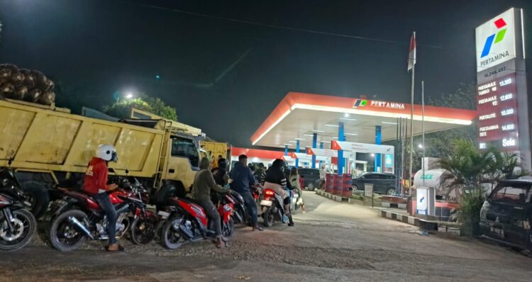 Ratusan Kendaraan Padati SPBU Alur Bemban, Jalur Lintas Aceh–Medan Lumpuh
