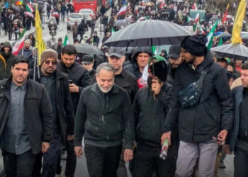 Menteri Luar Negeri Iran Abbas Araqchi dengan tegas berjalan di tengah kerumunan warga di jalan-jalan Tehran pada perayaan Hari Quds yang diadakan pada Jumat (13/3/2026). FOTO/Net. Ⓒ Hak cipta foto di atas dikembalikan sesungguhnya kepada pemilik foto