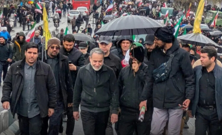 Menteri Luar Negeri Iran Abbas Araqchi dengan tegas berjalan di tengah kerumunan warga di jalan-jalan Tehran pada perayaan Hari Quds yang diadakan pada Jumat (13/3/2026). FOTO/Net. Ⓒ Hak cipta foto di atas dikembalikan sesungguhnya kepada pemilik foto