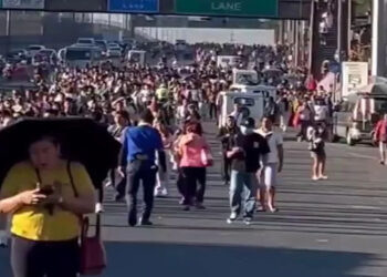BBM Langka, Transportasi Hilang, Tetangga RI Jalan Kaki Massal