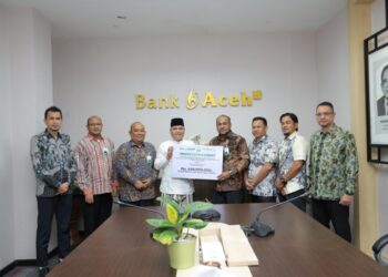 PT Bank Aceh Syariah (BAS) melalui Unit Pengumpul Zakat (UPZ) secara resmi menyerahkan zakat karyawan tahun 2026 M/1447 H. Prosesi penyerahan berlangsung khidmat di Kantor Pusat Bank Aceh, Banda Aceh, Kamis (12/03/2026). FOTO/Dok. BAS untuk HAI. Ⓒ Hak cipta foto di atas dikembalikan sesungguhnya kepada pemilik foto