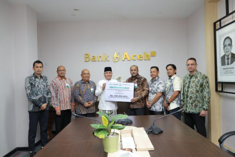 PT Bank Aceh Syariah (BAS) melalui Unit Pengumpul Zakat (UPZ) secara resmi menyerahkan zakat karyawan tahun 2026 M/1447 H. Prosesi penyerahan berlangsung khidmat di Kantor Pusat Bank Aceh, Banda Aceh, Kamis (12/03/2026). FOTO/Dok. BAS untuk HAI. Ⓒ Hak cipta foto di atas dikembalikan sesungguhnya kepada pemilik foto