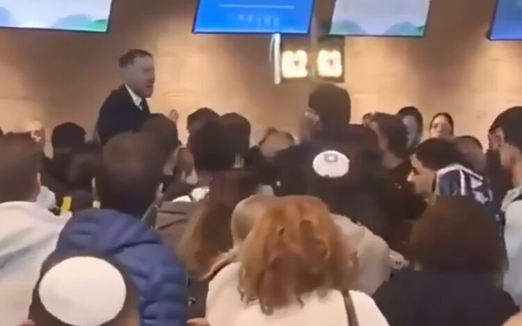 Kekacauan terlihat di Israel terutama di Ibu Kota Tel Aviv akibat hantaman rudal Iran yang terus menerus terjadi. Dari laporan Instagram @gazaupdate, Senin (9/3), terlihat kekacauan di Bandara Ben Gurion, dimana ribuan warga Israel berusaha kabur ke luar negeri. FOTO/Net. Ⓒ Hak cipta foto di atas dikembalikan sesungguhnya kepada pemilik foto