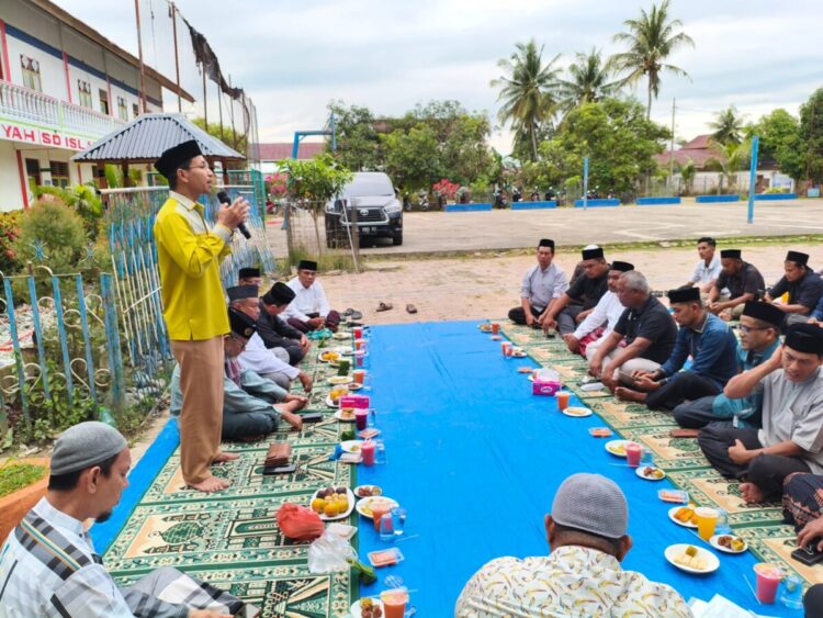 Farid Nyak Umar Sampaikan Tausiah Jelang Berbuka di Dayah Tgk Syik di Beureu-eh