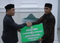 Bupati Aceh Besar Serahkan 150 Sak Semen Saat Safari Ramadhan di Leupung