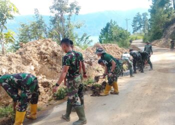 Pulihkan Akses Tranportasi, Prajurit TNI Bersihkan Longsor di Ruas Jalan Takengon–Bintang