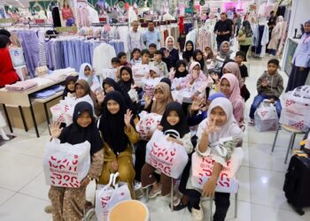 Wajah-wajah polos, lugu, tersenyum malu-malu. Di hadapan mereka, Ketua TP PKK Aceh Marlina Muzakir, menyambut dengan senyum ramah di lobi Plaza Aceh, Minggu (15/3/2026). FOTO/Net. Ⓒ Hak cipta foto di atas dikembalikan sesungguhnya kepada pemilik foto