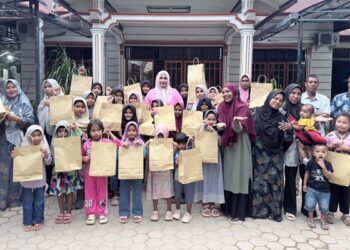 Ketua TP PKK Aceh Temui Anak Korban Banjir di Bireuen, Serahkan Santunan dan Baju Lebaran