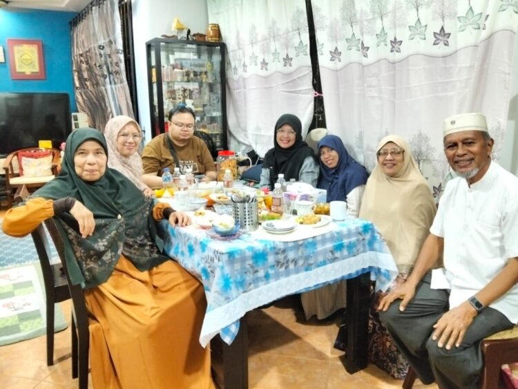 Hangatnya Silaturahmi dan Khidmatnya Shalat Idul Fitri di Singapura