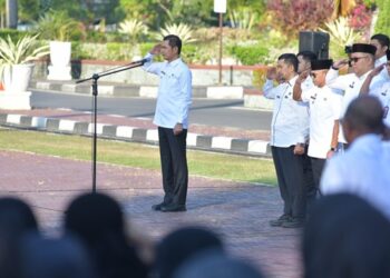 Sekda Aceh Pimpin Apel Perdana Pasca Idul Fitri, Ajak ASN Tingkatkan Kinerja dan Disiplin
