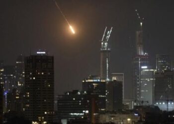 Tak Kasih Ampun! Rudal Iran Hantam Bangunan di Israel, Korban Berjatuhan