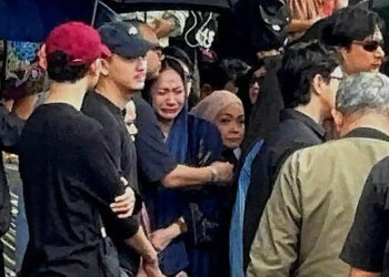 BCL Menangis di Pemakaman Vidi Aldiano, Vincent Rompies Tampak Tegar