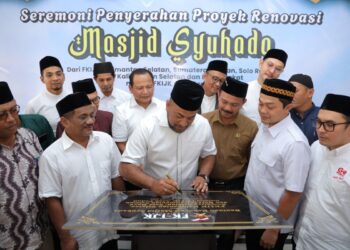 Forum Komunikasi Industri Jasa Keuangan (FKIJK) Aceh menyerahkan bantuan renovasi Masjid Syuhada Kuala Simpang melalui program FKIJK Aceh Peduli, Kamis (5/3/2026). Dok. BAS untuk HAI. Ⓒ Hak cipta foto di atas dikembalikan sesungguhnya kepada pemilik foto