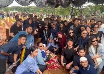 Kondisi Terkini Pemakaman Vidi Aldiano, Sahabat Berfoto di Makam Bertabur Bunga