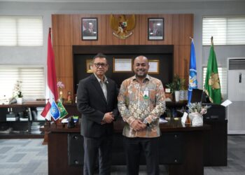 Direktur Utama Bank Aceh, Fadhil Ilyas (kanan), dan Rektor USK, Prof. Mirza Tabrani (kiri), di Universitas Syiah Kuala (USK) Banda Aceh, Senin (06/04/2026). FOTO/Dok. BAS untuk HAI. Ⓒ Hak cipta foto di atas dikembalikan sesungguhnya kepada pemilik foto