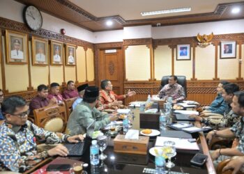 Wakil Gubernur Aceh, Fadlullah SE, dampingi Asisten I Setda Aceh, Syakir, M. Si dan Kepala SKPA terkaiat rapat dengan Wakil Bupati Pidie Jaya, Hasan Basri, S.T., M.M. di ruang Rapat Wagub Banda Aceh, Kamis (2/4/2026). FOTO/Humas Aceh