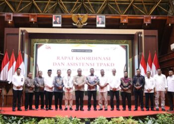 Rapat Koordinasi dan Asistensi TPAKD se-Provinsi Aceh Tahun 2026 yang berlangsung di Anjong Mon Mata, Banda Aceh, Jumat (17/4/2026). Kegiatan tersebut dihadiri perwakilan Pemerintah Provinsi dan kabupaten/kota, Badan Pusat Statistik (BPS) sebagai narasumber, OJK Pusat, serta seluruh anggota TPAKD se-Aceh. FOTO/Dok. OJK.