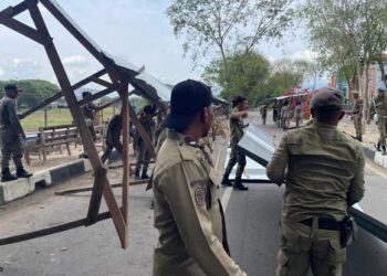 Satpol PP Aceh Besar Tertibkan Lapak Pedagang di Akses Jalan Bandara SIM