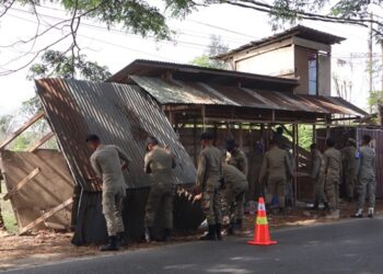 Satpol PP Aceh Besar Tertibkan Lapak PKL di Jalan Malahayati