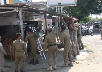 Satpol PP Aceh Besar Tertibkan Kanopi Pedagang yang Menjorok ke Jalan