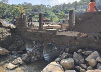 TNI dan Warga Gotong Royong Bangun Jembatan Aramco di Bener Meriah