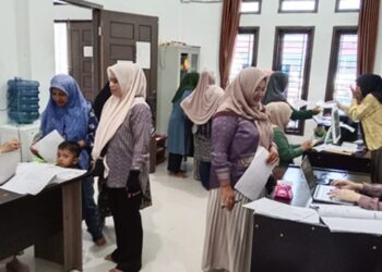 Membludak, Warga Ramai-ramai Urus Berkas Bantuan Modal Usaha Baitul Mal Aceh Besar