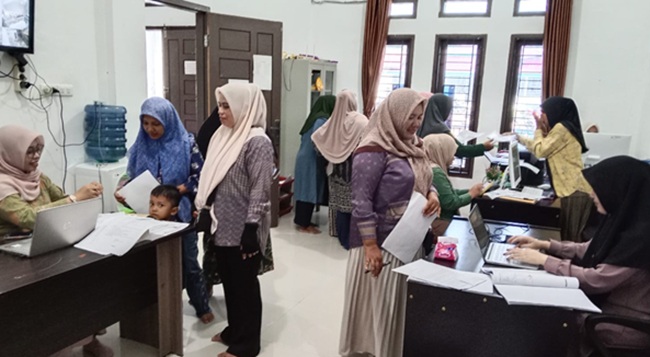 Membludak, Warga Ramai-ramai Urus Berkas Bantuan Modal Usaha Baitul Mal Aceh Besar