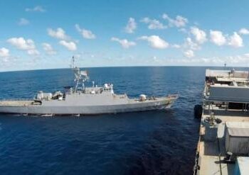 Panas! Iran Tutup Selat Hormuz dari Laut Arab, Peringatkan Kapal Perang AS Tak Mendekat