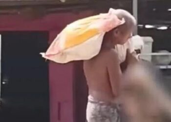 Pria Ini Bawa Jenazah Adiknya yang Telah Dimakamkan ke Kantor Bank, Alasannya Bikin Miris