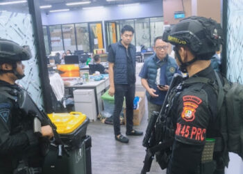 Brimob Diterjunkan Saat Penggerebekan Judi Online Internasional di Jakbar