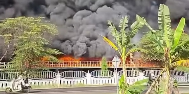 Kebakaran Hebat Pabrik Ban Hanguskan Ratusan Sepeda Motor Karyawan
