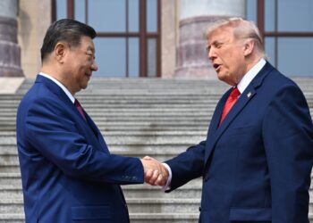 Xi Jinping dan Donald Trump saling berpegangan tangan selama 10 detik penuh, meskipun tidak ada 'pelukan erat' seperti yang dijanjikan oleh presiden Amerika itu FOTO/AFP/Getty. Ⓒ Hak cipta foto di atas dikembalikan sesungguhnya kepada pemilik foto