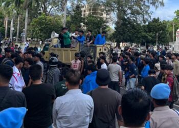 Ratusan Massa Demo Tolak Pergub JKA di Kantor Gubernur Aceh