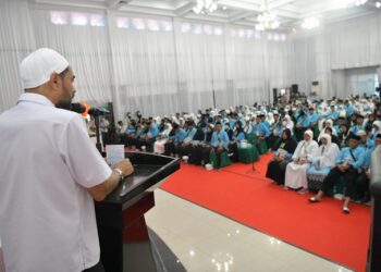 Mualem Lepas Kloter Perdana Haji Aceh, Tekankan Kebersihan Hati dan Kesehatan