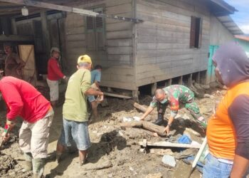 TNI Bantu Warga Aceh Tenggara Bersihkan Rumah Pascabanjir di Desa Jati Sara