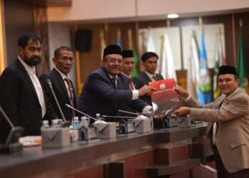 Gubernur Aceh Hadiri Paripurna DPRA Penyampaian Rekomendasi LKPJ 2025