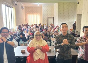 Tati Meutia Asmara Bagikan 50 Ribu Ikan Kaleng untuk Warga Pada Kegiatan Reses