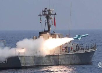 Siap Perang, Iran Blokir dan Bombardir Kapal Perang AS Masuk Selat Hormuz