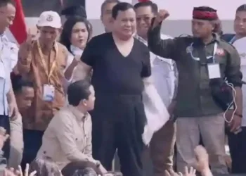 Prabowo Bertanya MBG Bermanfaat atau Tidak? Buruh di Monas Serentak Jawab "Tidak!"