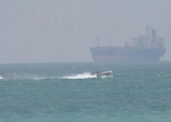 Nekat Terobos Selat Hormuz, 2 Kapal Kargo AS Terdampar di Bebatuan