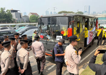 Cegat Mahasiswa Demo ke Bundaran HI, Polisi: Kalau Memaksa, Silakan Tabrak Kami