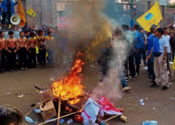 Bakar Keranda di Depan Gedung DPR, Demo PMII Ricuh