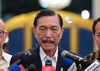 Luhut: Bansos Akan Dialihkan ke Cash Transfer Rp5,4 Juta per Orang