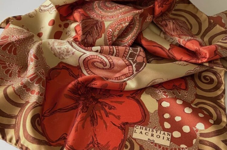 Silk Scarf. FOTO/helseavintagecouture.com. Ⓒ Hak cipta foto di atas dikembalikan sesungguhnya kepada pemilik foto