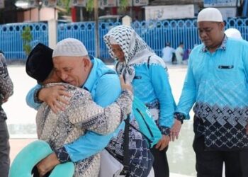 Pulang dari Tanah Suci, 68 Jamaah Haji Sabang Disambut Haru dan Peusijuek
