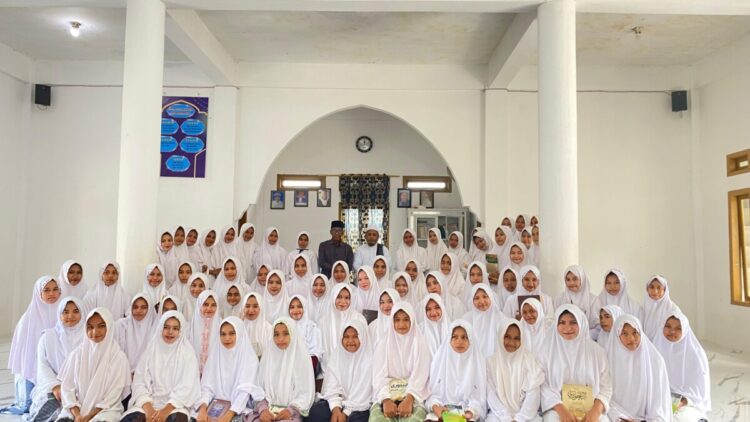 Dayah Babul Huda Lamno Gelar Ibda’ Kitab, Awali Pengajian Tahun Ajaran 1448 H