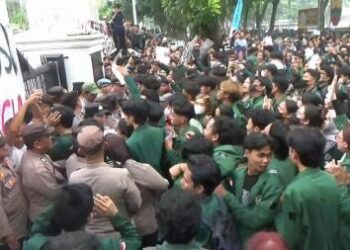 Demo BEM USU Memanas, Mahasiswa Berupaya Masuk Gedung DPRD Sumut