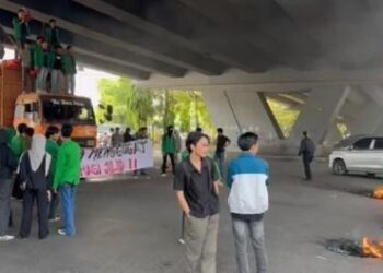 Demo Mahasiswa di Flyover Makassar Memanas, Massa Bakar Ban hingga Sandera Truk